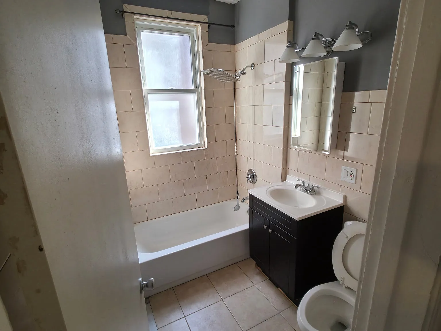 940 N Leclaire Ave — Photo 3