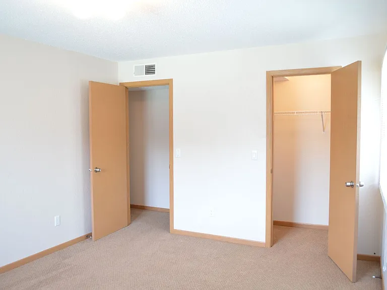 Larpenteur Estates Apartments — Photo 96