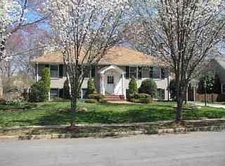 1800 Hackamore Ln, Alexandria, VA 22308