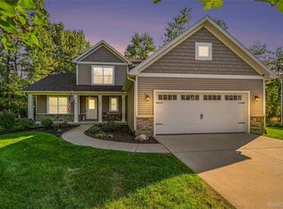 1084 Woods Edge Dr, Hartland, MI 48353