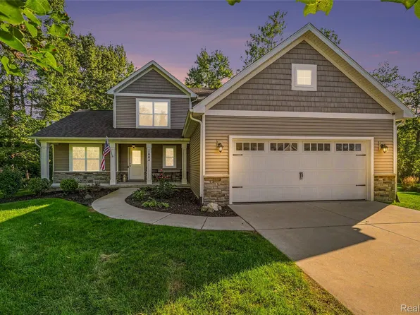 1084 Woods Edge Dr, Hartland, MI 48353