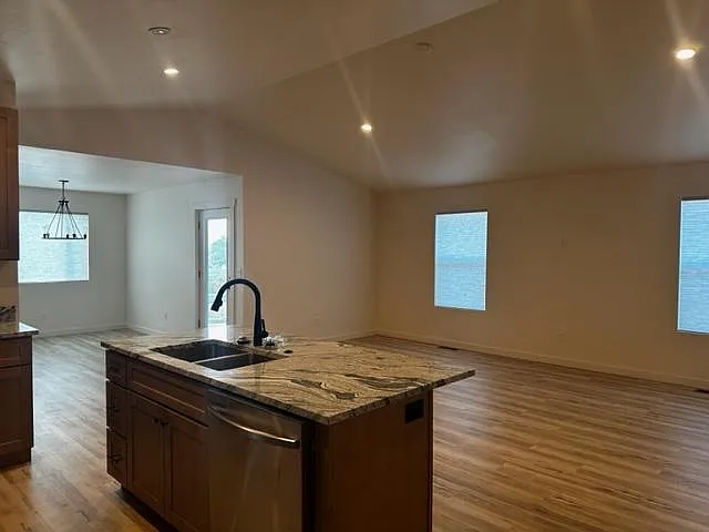 3 bed, $2,053 — Photo 4