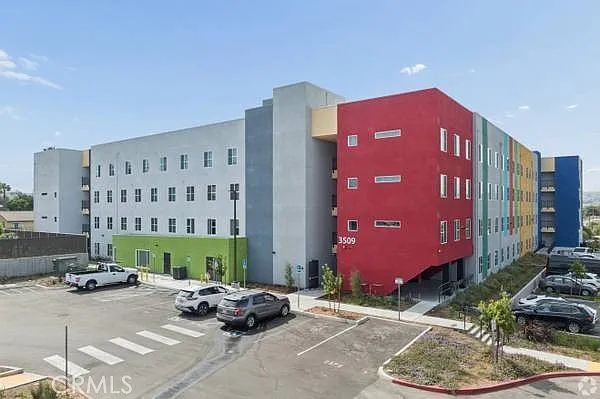 2 bed, 722 sqft, $1,984 — Photo 2