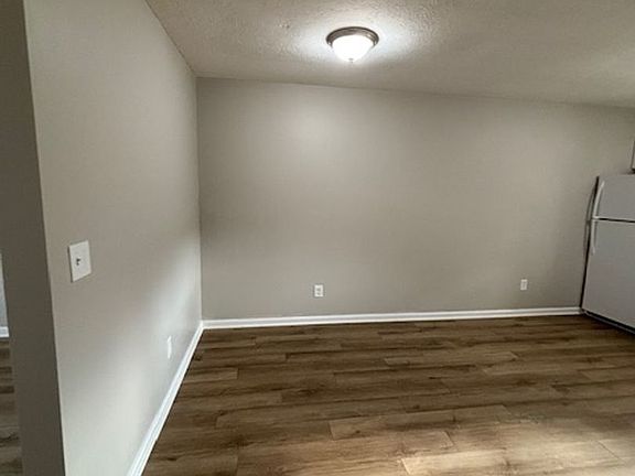 3rd image of 433 Woodcreek Dr #13