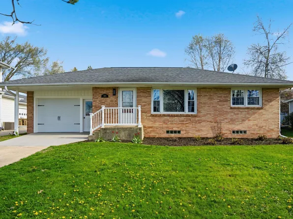303 E Elm St, Strawberry Point, IA 52076