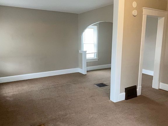 3rd image of 1110 Elm St