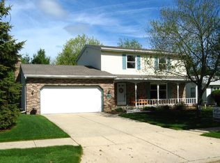 5629 Wood Valley Dr, Haslett, MI 48840