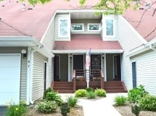 7 Ridge View Ter, Oak Ridge, NJ 07438