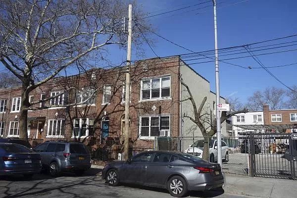 2nd image of 132 Tehama St