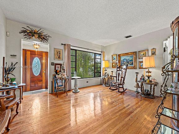 5th image of 2830 SW 17th St