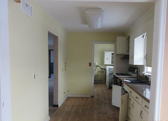 4th image of 653 Brown Ave
