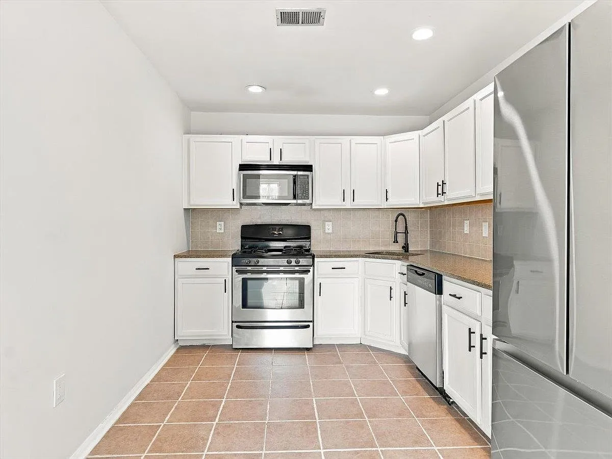 2 bed, 1.5 bath, $3,350 — Photo 3
