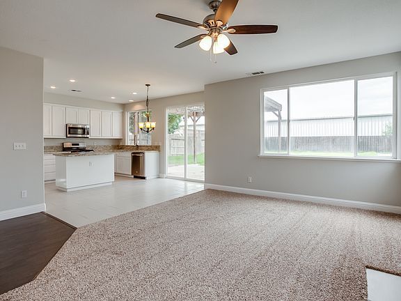 4th image of 946 Fallbrook Ct