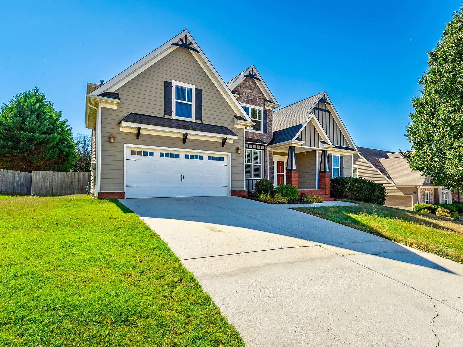 5 bed, 2.5 bath, 2400 sqft, $2,800 — Photo 2