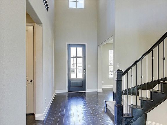4th image of 3318 Meridian Dr