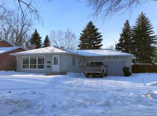 822 S 22nd St, Grand Forks, ND 58201