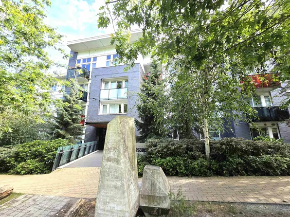 9250 University High St #111, Burnaby, BC V5A 0B3