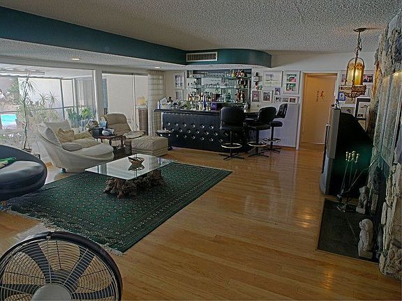 4th image of 1811 Hill Dr