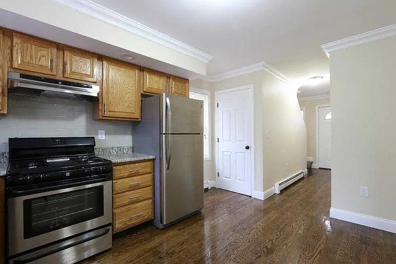 4 bed, 2.5 bath, $4,200 — Photo 2