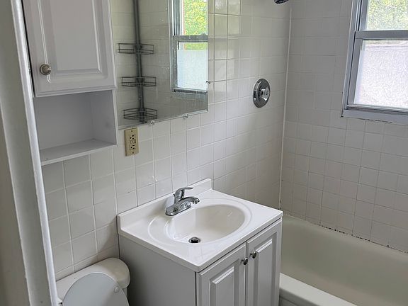4th image of 329 Oak St APT 3