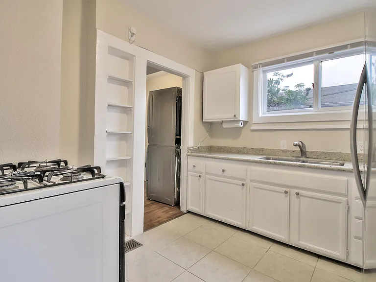 1076 Waco St — Photo 9