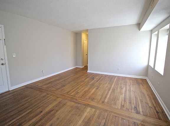 4th image of 3421 Wyandotte St APT 203