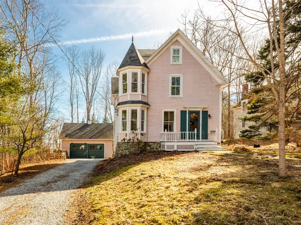 10 Chestnut Hill Street, Camden, ME 04843
