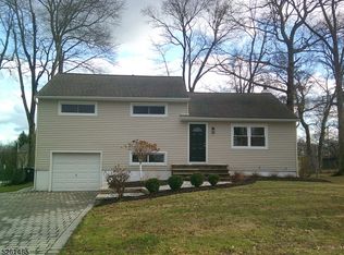 10 Countrywood Dr, Morris Plains, NJ