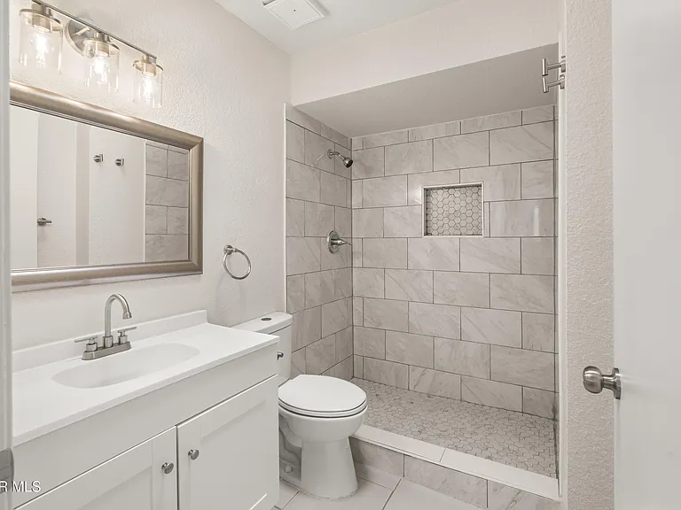 936 Oneida Dr — Photo 13
