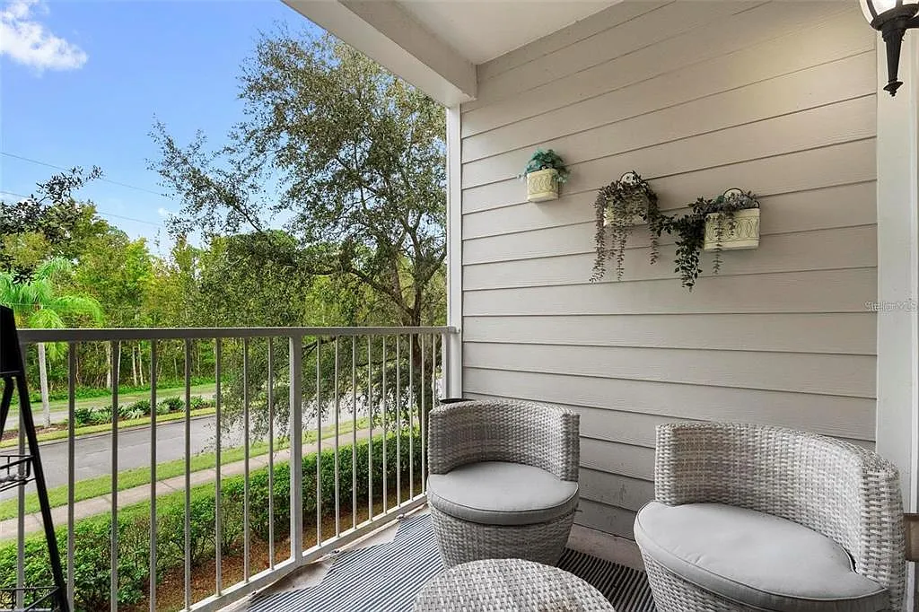 3 bed, 2.0 bath, 1269 sqft, $2,200 — Photo 2