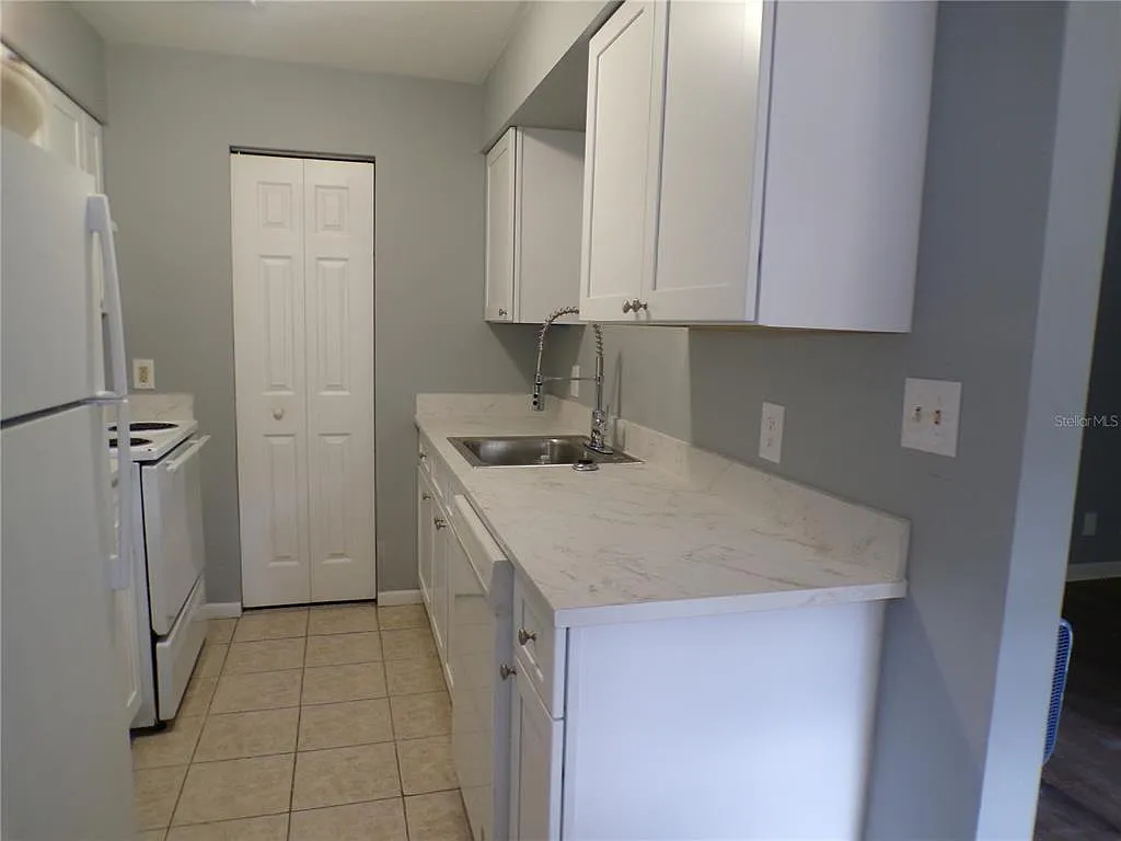2 bed, 1.0 bath, 2430 sqft, $1,275 — Photo 4