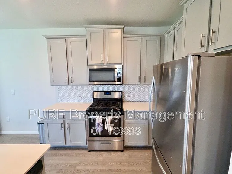 10400 Alemoor Dr — Photo 7