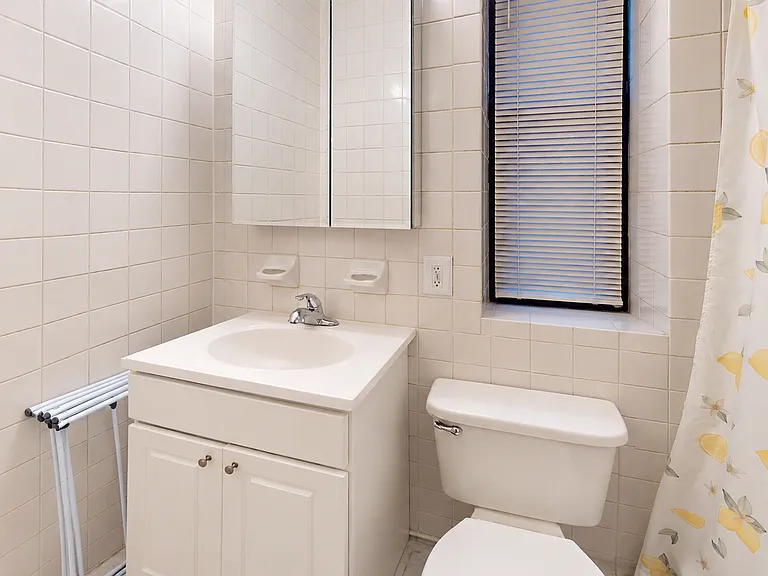 240 Waverly Pl #4 — Photo 8