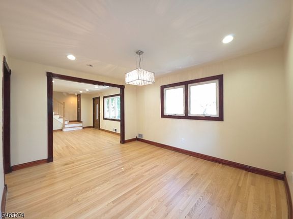 5th image of 683 Mill St