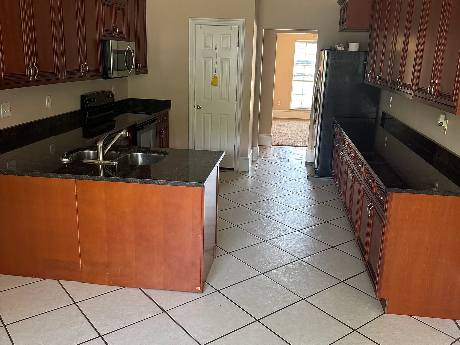 4 bed, 2560 sqft, $2,350 — Photo 3