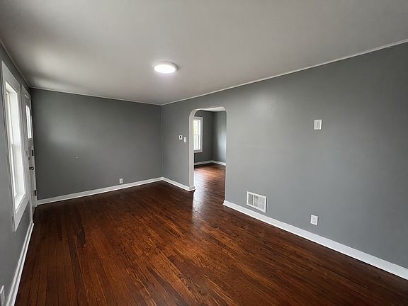 5th image of 135 Annetta St