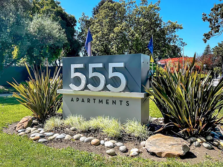 555 Apartment Homes — Photo 1