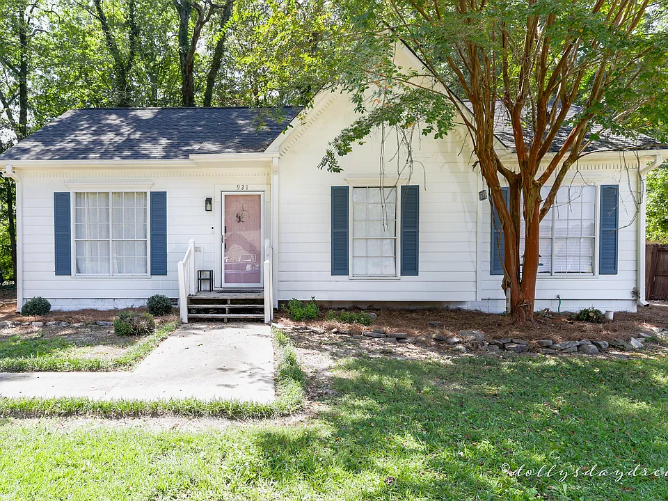 921 Oak Blvd