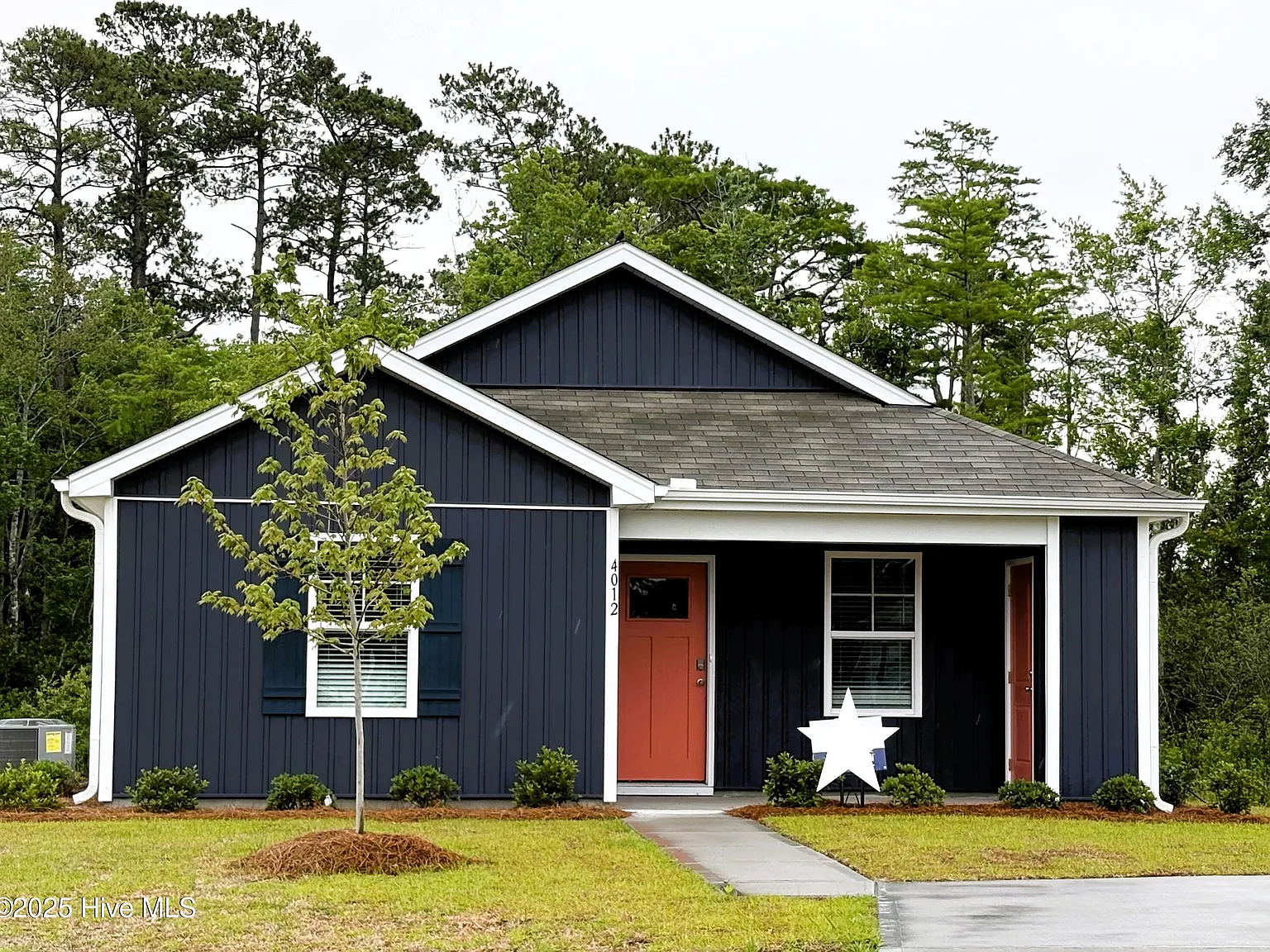 3 bed, 2.0 bath, 1256 sqft, $1,649 — Photo 1
