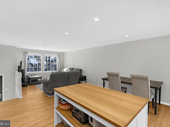 5th image of 2942 E Almondbury Dr