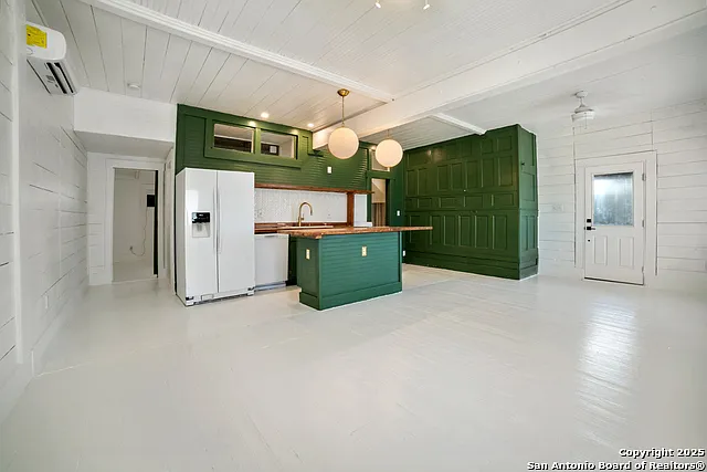 2 bed, 800 sqft, $1,350 — Photo 2