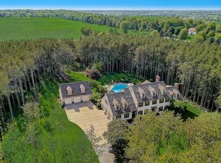 W298N7049 Ridgeview Ln, Hartland, WI 53029