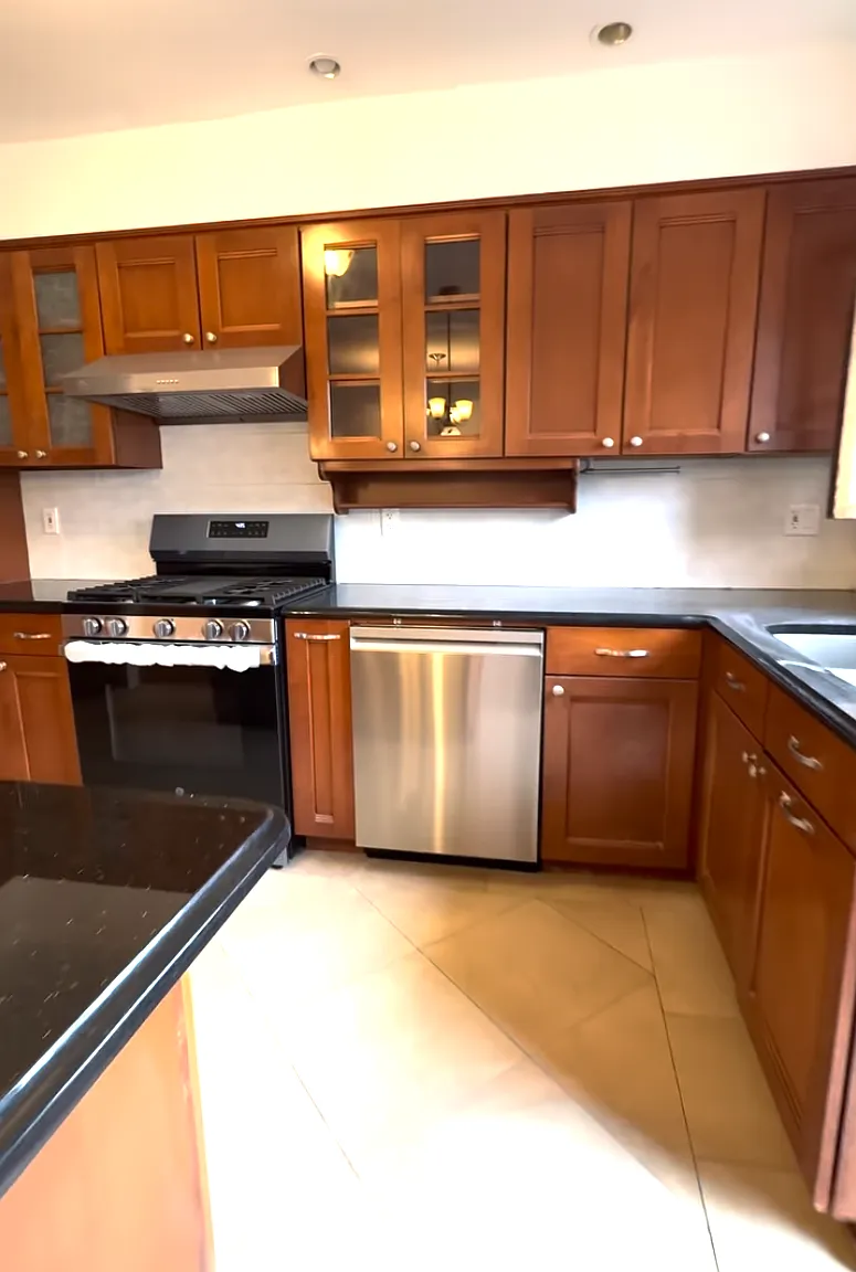 3 bed, 1.5 bath, 1500 sqft, $4,500 — Photo 4
