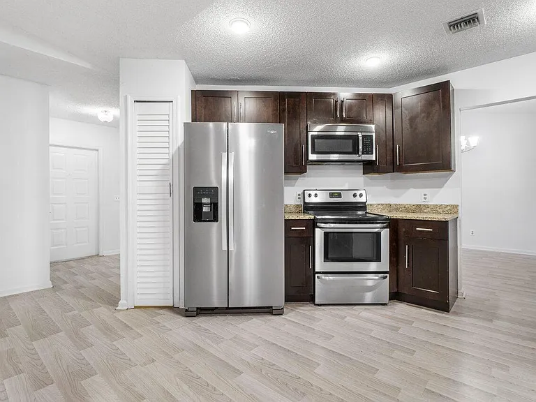 190 Parkwood Dr — Photo 3