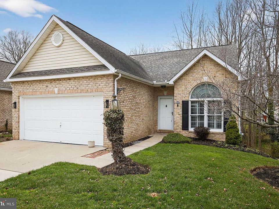 1st image of 906 Whispering Ridge Ln