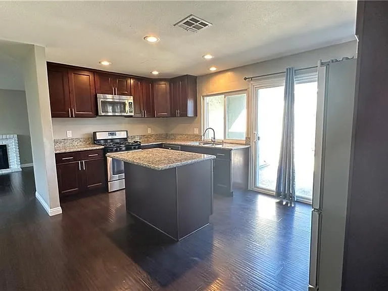 2057 S Cherry Ave — Photo 4