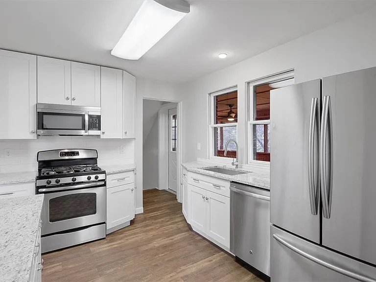 121 1st Ave — Photo 16