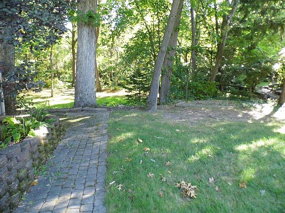 3rd image of 3739 Capilano Dr