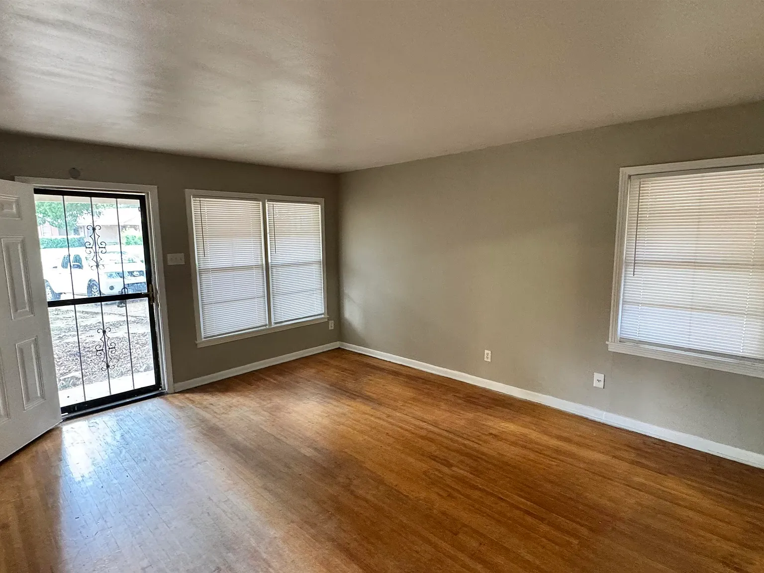 3 bed, 2.0 bath, 1380 sqft, $1,295 — Photo 2