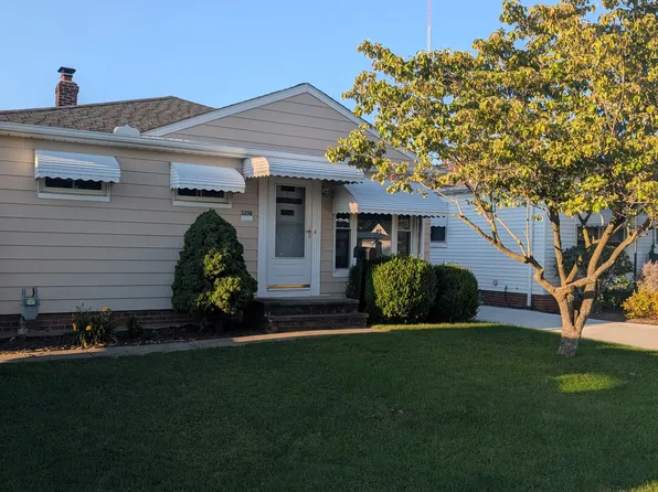 3210 Center Dr, Parma, OH 44134